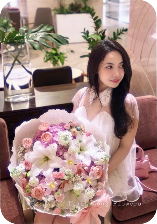Thiếu nữ ôm bó hoa hồng phấn